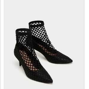 [NIB] Zara Black Fishnet Court Heels (Sz 5)